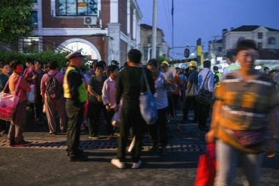 Day labourers seek dwindling jobs pre-dawn in Shanghai suburb Outside the employment agency, 34-year-old Shen Peng from northern China’s Shaanxi province said he had been looking for work for 10 days with no luck.  — AFP pic