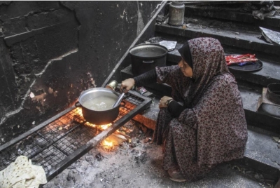 Gazan man grows rooftop vegetables to feed starving neighbours Palestinians displaced by the ongoing conflict have gotten used to life on the breadline. — Bernama/Xinhua pic