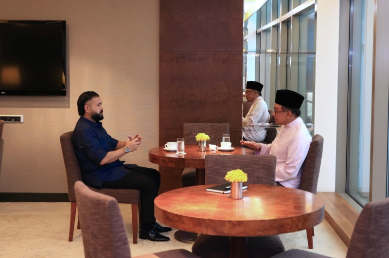Johor regent grants audience to PM Anwar Johor regent grants audience to PM Anwar