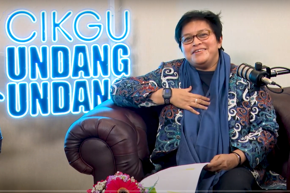 With a new podcast series, Law Minister Azalina is now Malaysia’s ‘Cikgu Undang-Undang’ Datuk Seri Azalina Othman Said is the host of her new podcast show “Cikgu Undang-Undang”, created by the Prime Minister’s Department’s Legal Affairs Division. — Picture from YouTube/Cikguundang-undang