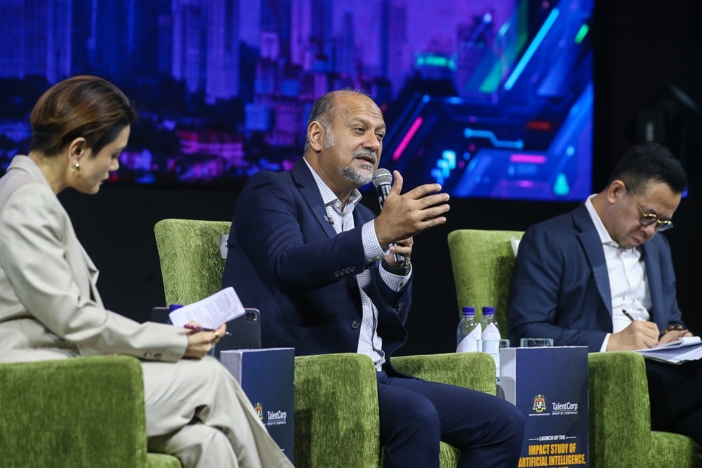 Digital Ministry says drawing up policies to ensure that SMEs can afford to digitalise effectively Digital Minister Gobind Singh Deo (centre) speaks during dialogues session on Future Skilling Through Ai, Digital and Green Economy at MITEC in Kuala Lumpur November 18, 2024. — Picture by Yusof Mat Isa