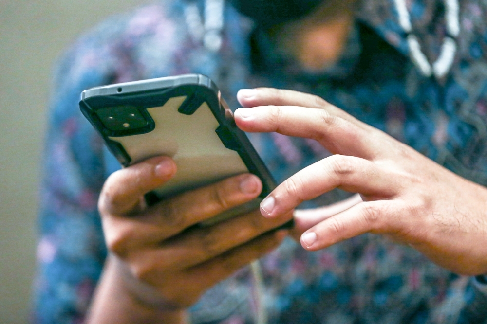 RM10 off your first RM100 investment on Versa, compliments of ‘Malay Mail’ Investing with Versa is so easy and convenient... everything is done online. — Picture by Hari Anggara