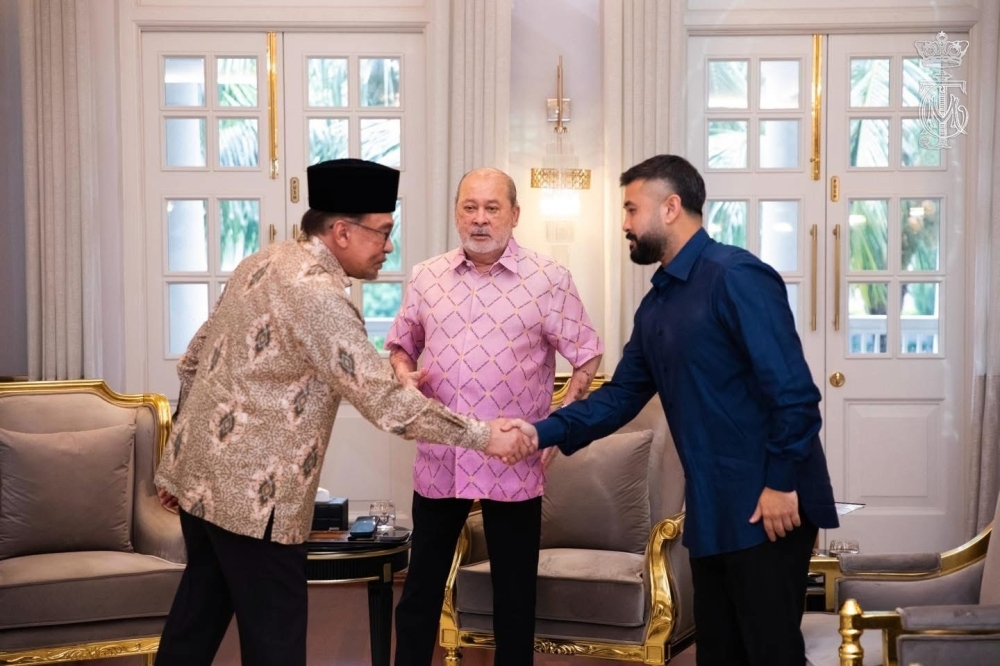King, Johor Regent grant audience to Anwar, take PM out for ‘asam pedas’ Johor Regent Tunku Mahkota Ismail and Prime Minister Datuk Seri Anwar Ibrahim (left) shake hands as His Majesty Sultan Ibrahim looks on at Istana Pasir Pelangi in Johor Baru on Dec 9, 2024. — Picture courtesy of HRH Crown Prince of Johor Facebook