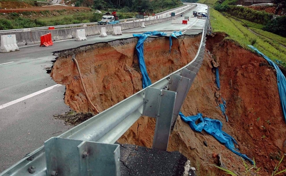 New sinkhole at Jalan Lojing-Gua Musang forces indefinite closure The FT185 Section 78.60 Jalan Lojing-Gua Musang route has been completely closed to all vehicles until further notice due to the presence of a sinkhole. — Picture via X/Bernama