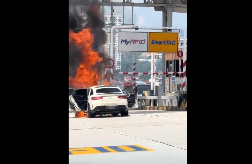 Mercedes Benz 450 catches fire at Setiawangsa-Pantai Expressway near Wangsa Maju toll plaza, driver escapes unharmed (VIDEO) A driver escaped unharmed after the Mercedes Benz 450 being driven caught fire at Kilometer 18 of the Setiawangsa-Pantai Expressway (SPE) near the Wangsa Maju Toll Plaza yesterday.