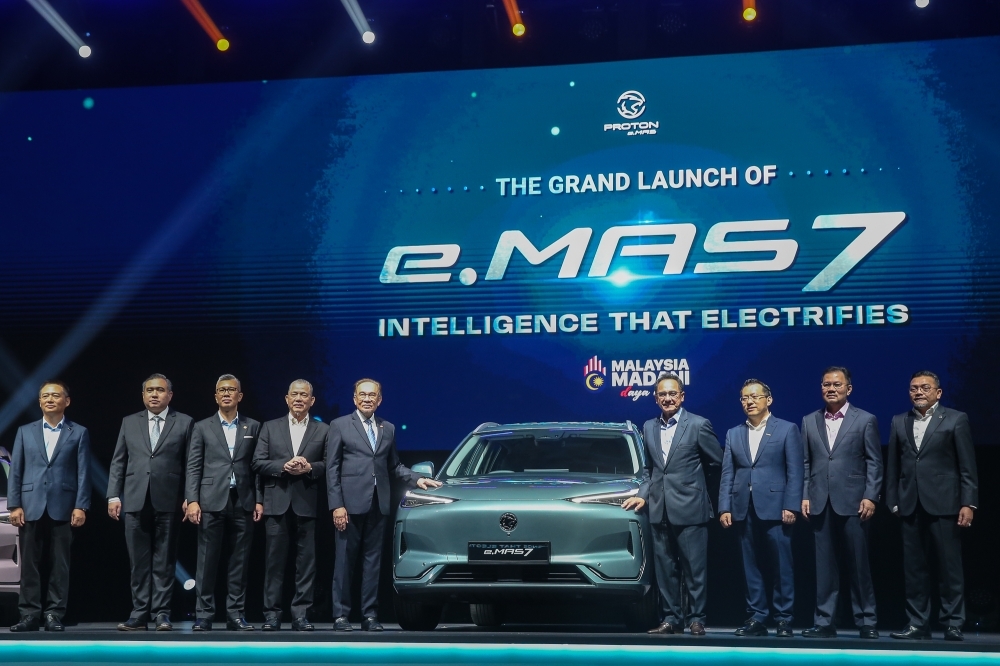 PM Anwar launches Proton e.Mas 7 with RM109,8000 starting price Prime Minister Datuk Seri Anwar Ibrahim (fifth left) poses for a group picture during the launch of the Proton e.MAS 7 at MITEC in Kuala Lumpur on December 16, 2024. — Picture by Yusof Mat Isa
