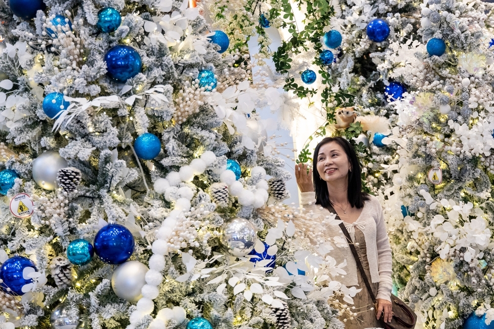 Holiday season to keep ringgit trading in a tight band next week | Malay Mail