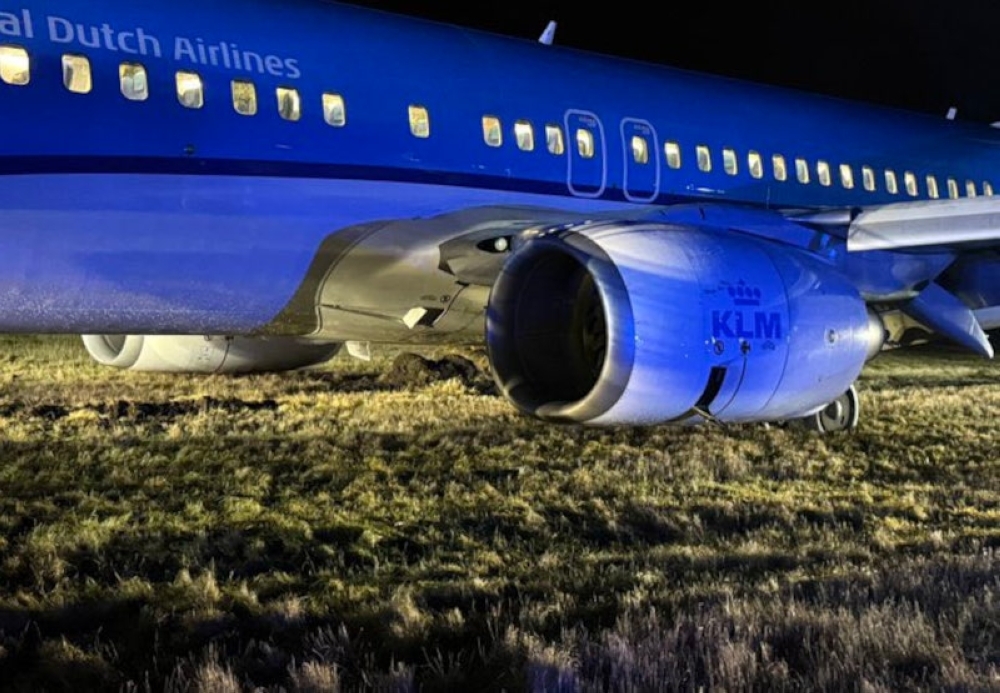 Dutch KLM plane makes emergency landing in Norway after ‘loud noise’ in cabin, all aboard safe (VIDEO)    The aircraft landed safely but veered off the runway at low speed, coming to a stop on the grass beside the runway.
