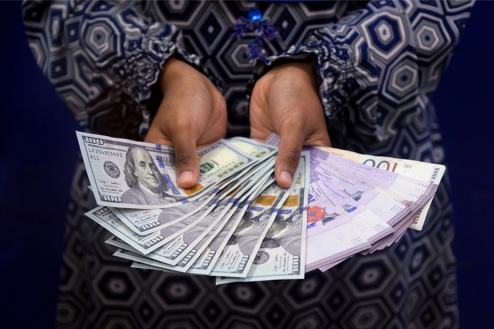 Ringgit slips as US jobs data keeps greenback at two-year high, trade tensions weigh on outlook The ringgit extended its loss to close lower against the US dollar on Friday as robust US jobs data held the greenback at a near two-year high. — Bernama pic