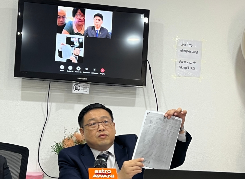 Family of Chinese tourists killed by fallen tree at Penang museum last year demands RM1.7m compensation Lawyer Ng Kian Nam showing a document related to the incident at a press conference on the letter of demands. His clients, Yang Xue Li with her son, Liu Yu Hui, (top left) and Wang Geng Feng (top right) are present via an online video call. — Picture by Opalyn Mok