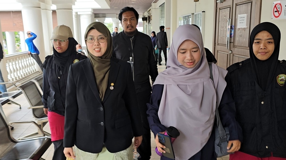 PAS lauds RM830,000 ‘jihad’ donation for Siti Mastura’s defamation suit, says supporters prevented by-election Kepala Batas MP Siti Mastura Muhammad (front left) arrives at Penang High Court. September 3, 2024. — Picture by Opalyn Mok