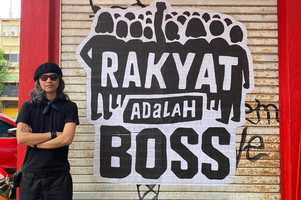 Sabah Native Court summons against Fahmi Reza faces scrutiny over procedural flaws Fahmi Reza stands alongside one of his art. — Picture from Instagram/Fahmi Reza
