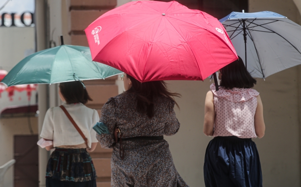 Mercury rising: Heatwave set to grip parts of peninsula until May, says MetMalaysia MetMalaysia said that during this period, daily maximum temperatures could exceed 35°C in the early afternoon. — Picture by Farhan Najib