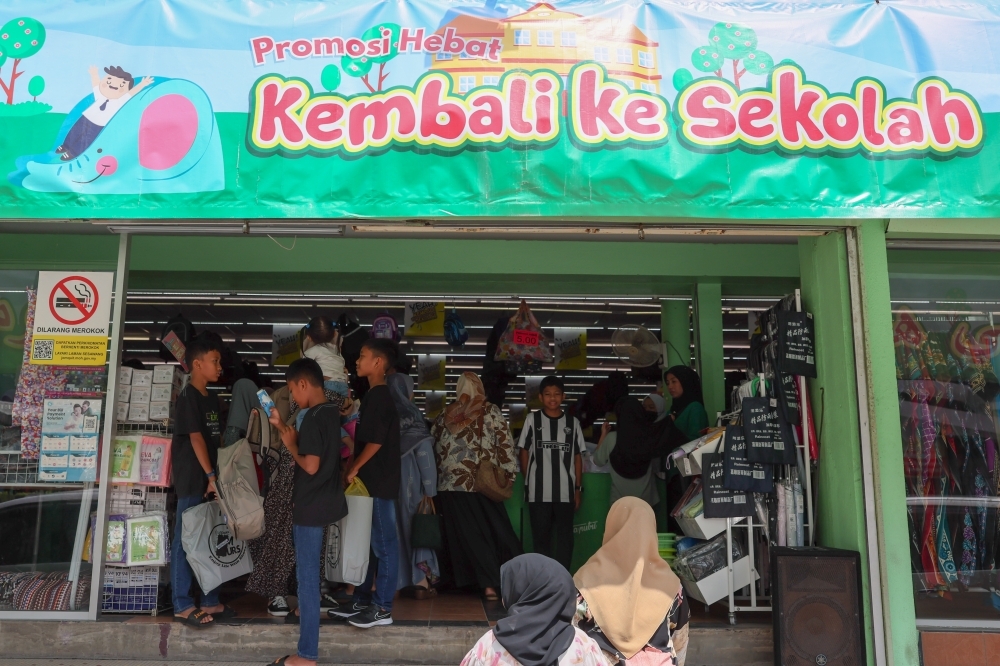 School starts Sunday for Kedah, Kelantan, and Terengganu Parents in Kuala Terengganu shop for final back-to-school preparations ahead of the new school session. — Bernama pic