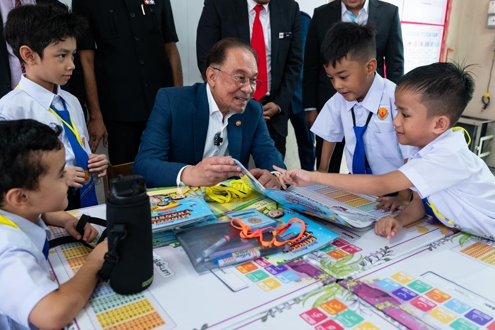 PM Anwar calls for schools in Malaysia to foster safety, comfort and success during surprise visit to SK Kampung Baru (VIDEO) Prime Minister Datuk Seri Anwar Ibrahim speaks to school pupils during a visit to Sekolah Kebangsaan Kampung Baru February 17, 2025. — Picture via Facebook/Anwar Ibrahim