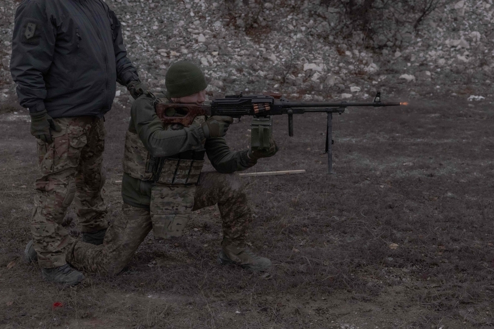 ウクライナ戦争 ウクライナ戦争、4年目に突入:ウクライナ戦争4年目に突入 ウクライナ戦争 ロシアがウクライナに侵攻する中、2025年2月3日、東部ドネツク州で行われた軍事訓練で、射撃練習中にPK機関銃を発射するアゾフ旅団のウクライナ軍兵士。- AFP写真