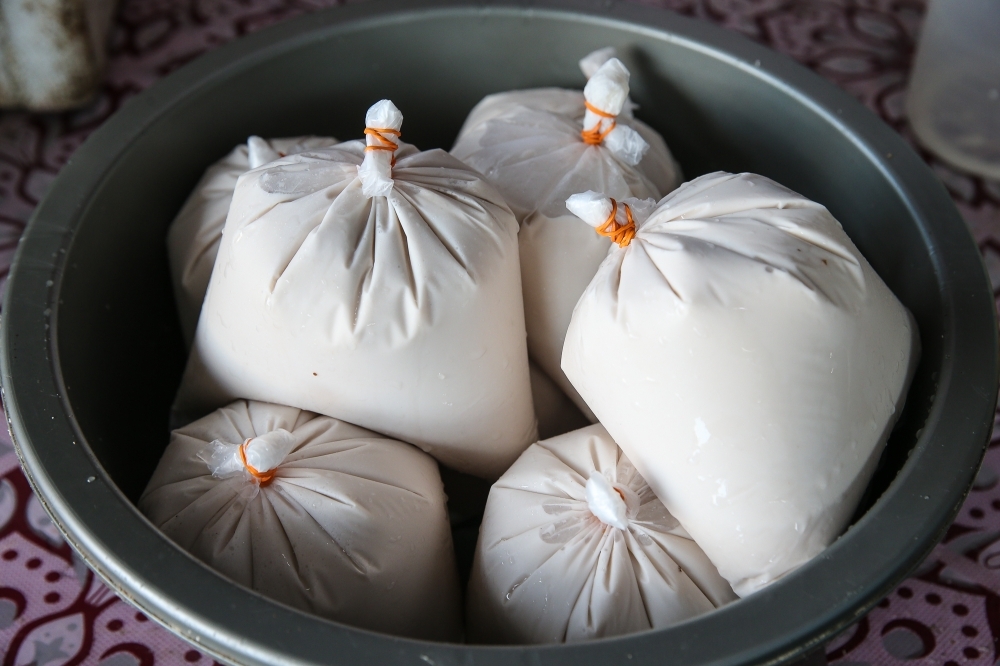 ‘Santan’ and ‘kelapa parut’ costing more these days? Traders say hot spells, monkeys and costly Indonesian supply at play Coconut milk or ‘santan’ as it is locally called, is currently sold between RM8 to RM14 per kg at Pasar Datuk Keramat, but some traders say it has hit RM20 per kg in many parts of the country. — Picture by Yusof Mat Isa