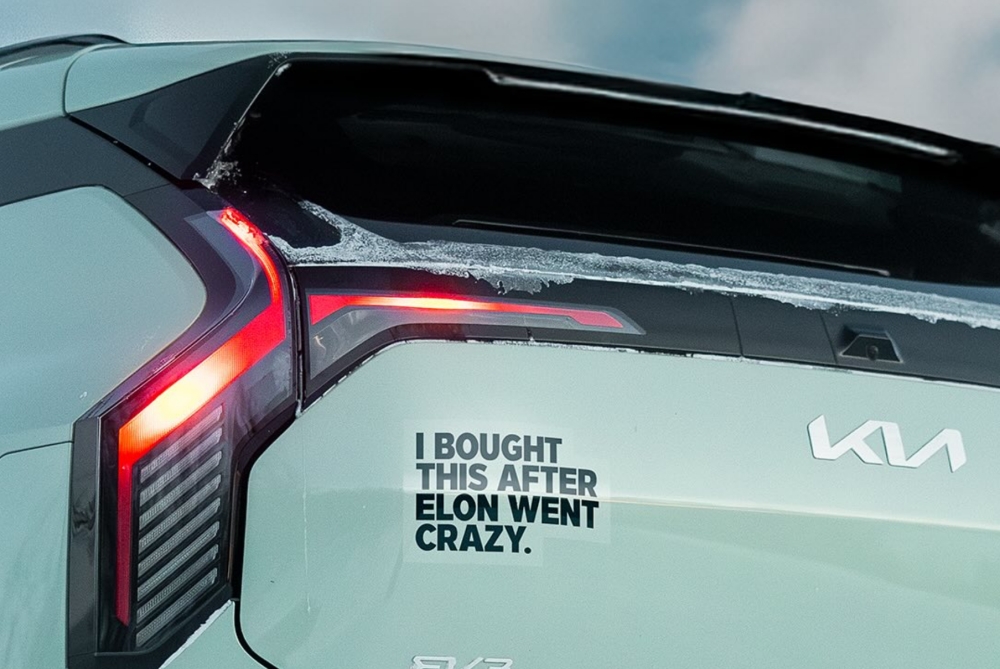 A screen capture shows the Kia Norway photo of an EV3 with a bumper sticker saying “I bought this after Elon went crazy.”