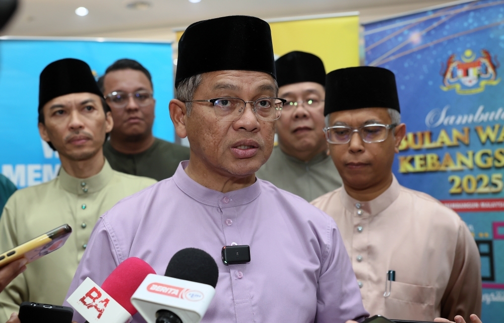 Report religious figures involved in crime or misconduct, says Mohd Na’im Minister in the Prime Minister’s Department (Religious Affairs) Datuk Dr Mohd Na’im Mokhtar at a press conference after the Iftar Ceremony and Rebranding of Wakaf Hotel The Grand Puteri Terengganu yesterday. — Bernama pic