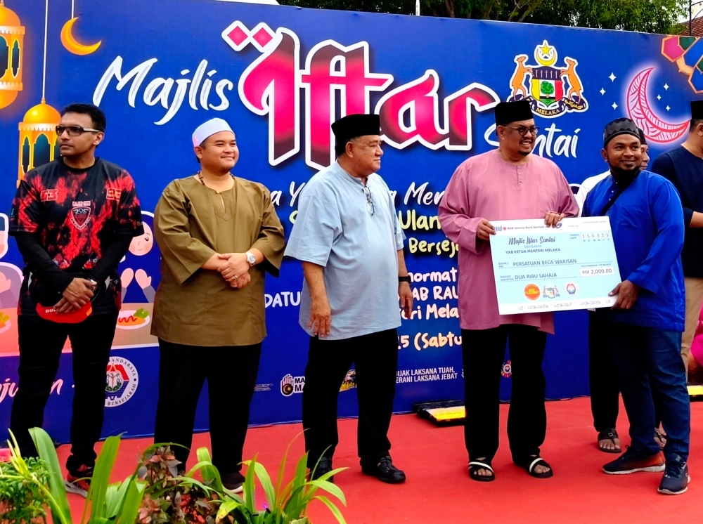 National Aidilfitri celebration to be in Melaka this year Melaka Chief Minister Datuk Seri Ab Rauf Yusoh (second from right) presents a contribution to a representative of the Heritage Trishaw Association in Bandar Hilir, on March 15, 2025. — Bernama pic