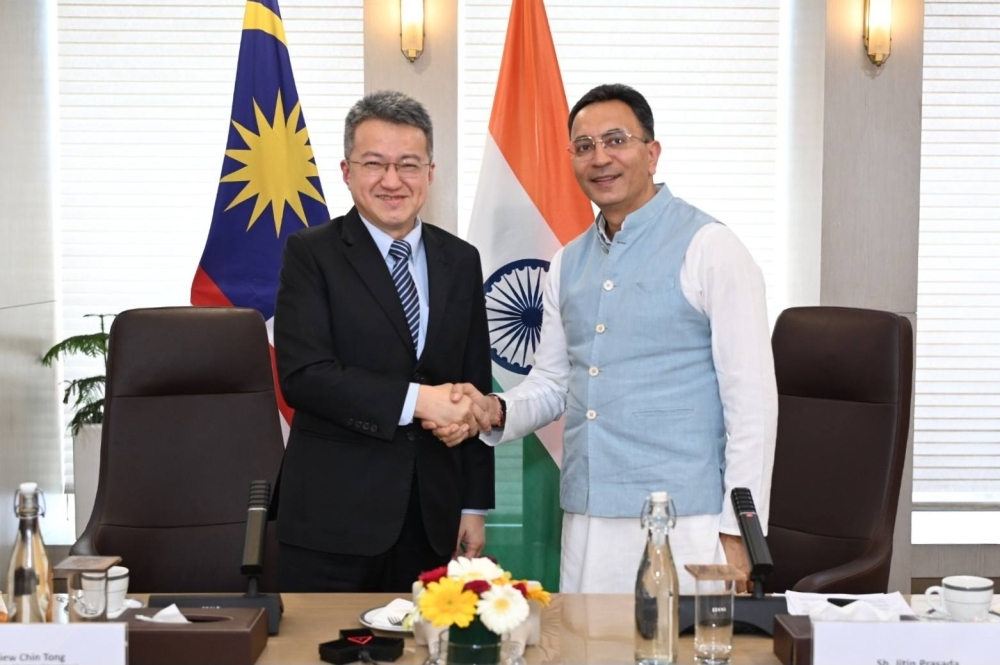 Malaysia wants to be part of India’s ‘semiconductor story’, says deputy trade minister Deputy Minister of Investment, Trade and Industry Liew Chin Tong meets India’s Minister of State for Electronics & IT, Commerce & Industry, Shri Jitin, at the latter’s office in New Delhi March 18, 2025. — Picture via Facebook