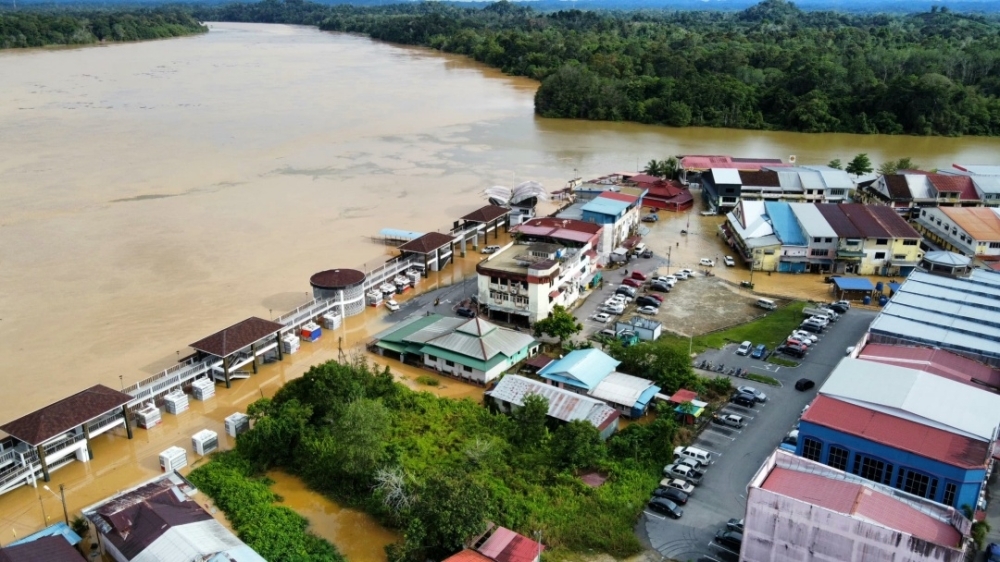 Kanowit submerged by severe flooding; stranded hearse rescued amid rising waters An aerial view of Kanowit town. — The Borneo Post pic