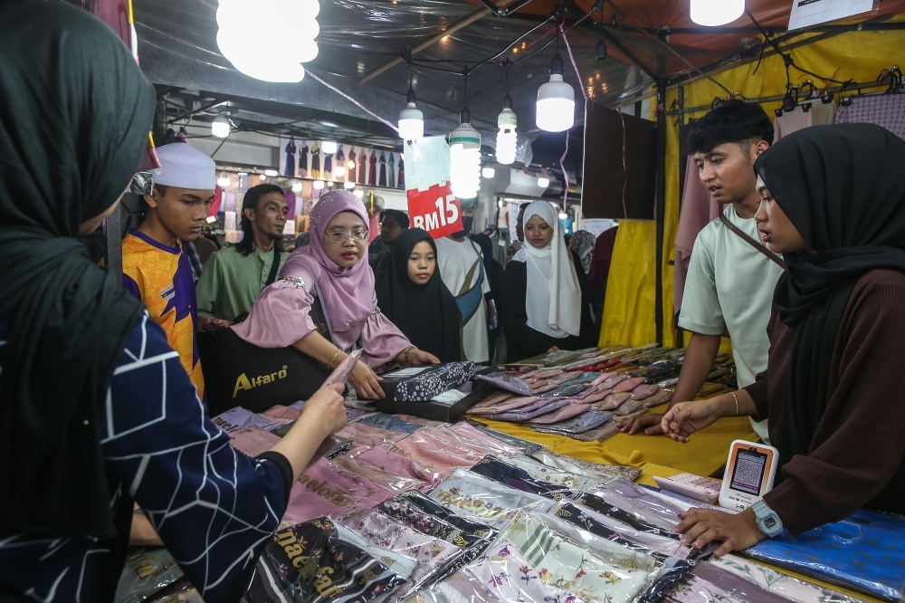 Easier, better, safer: Malaysians explain why they’re returning to malls and bazaars despite online deals for ‘baju raya’ shopping A general view at Bazar Aidilfitri Lorong Tar in Kuala Lumpur. — Picture by Yusof Mat Isa