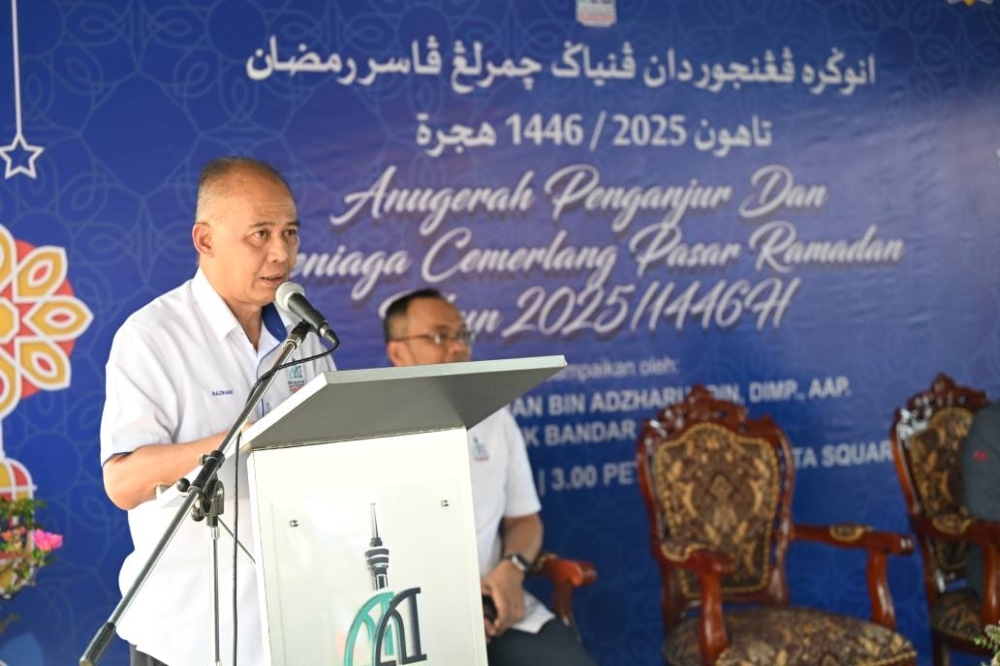 With 30pc of staff obese, Kuantan council to shut down lifts for a day Kuantan Mayor Datuk Razihan Adzharuddin said more than 1,300 of its employees are suffering from obesity. — Picture from Facebook/Majlis Bandaraya Kuantan