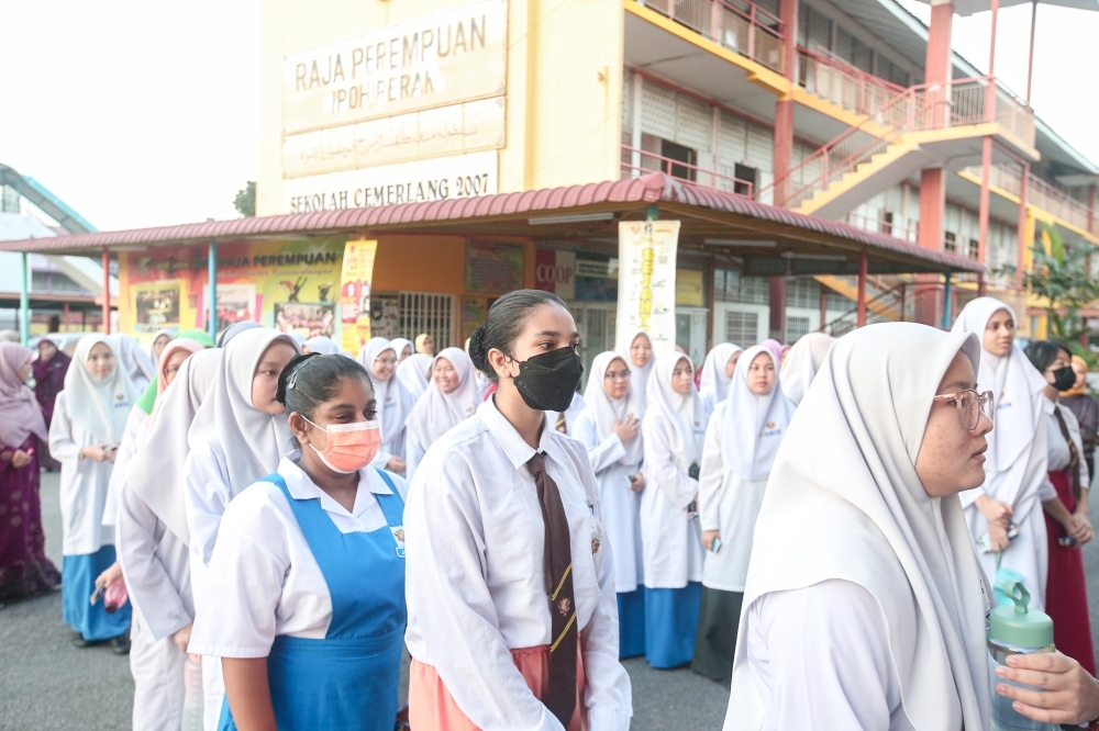 Education Ministry: National flag badges now mandatory on school uniforms from April 21 Effective April 21, all students in educational institutions under the Education Ministry must wear a national flag badge on their uniforms. — Picture by Farhan Najib