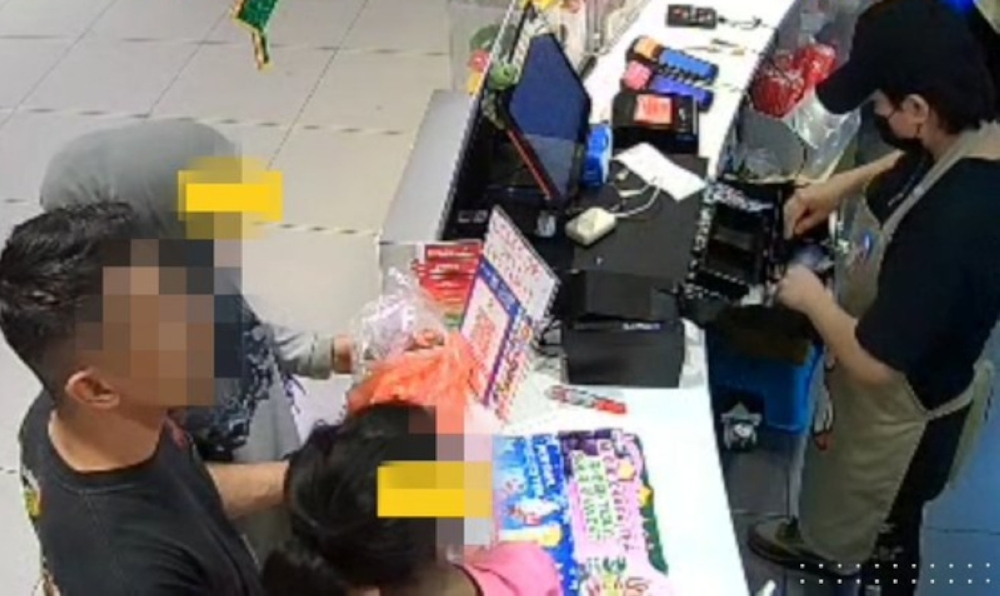Cops probing verbal abuse complaint by drinks shop worker at Shah Alam mall Earlier, a video went viral on TikTok with captions claiming that a female sales assistant was threatened and verbally abused by a customer, including with racial slurs, allegedly due to a misunderstanding during a sales transaction.