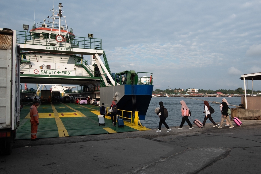 Labuan ferry terminals packed as Aidilfitri travellers head to Sabah, Sarawak File picture of travellers and vehicle passengers on their return journey to the mainland of Sabah and Sarawak via sea transport by roro ferry and speed boat at the Labuan International Ferry Terminal April 5, 2024. Thousands of Aidilfitri travellers are making their way by Labuan’s ferry, en route to mainland Sabah and Sarawak, causing a surge in vehicles and passengers. — Bernama pic