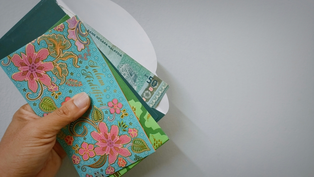 E-duit raya or cash in hand? Most Malaysians still prefer tradition As we move into a cashless age with various online payment options at our fingertips, it’s no surprise that e-duit raya has become a viable choice for some Malaysians during their busy Hari Raya celebrations. — Picture via Unsplash.com / Nahrizul Kadri