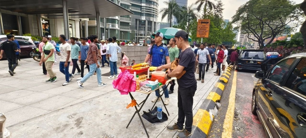 DBKL cracks down on unlicensed foreign traders in city centre Raya blitz DBKL took immediate enforcement action by seizing and removing the traders’ goods under the Licensing of Hawkers (WPKL) By-laws 2016. — Picture via Facebook