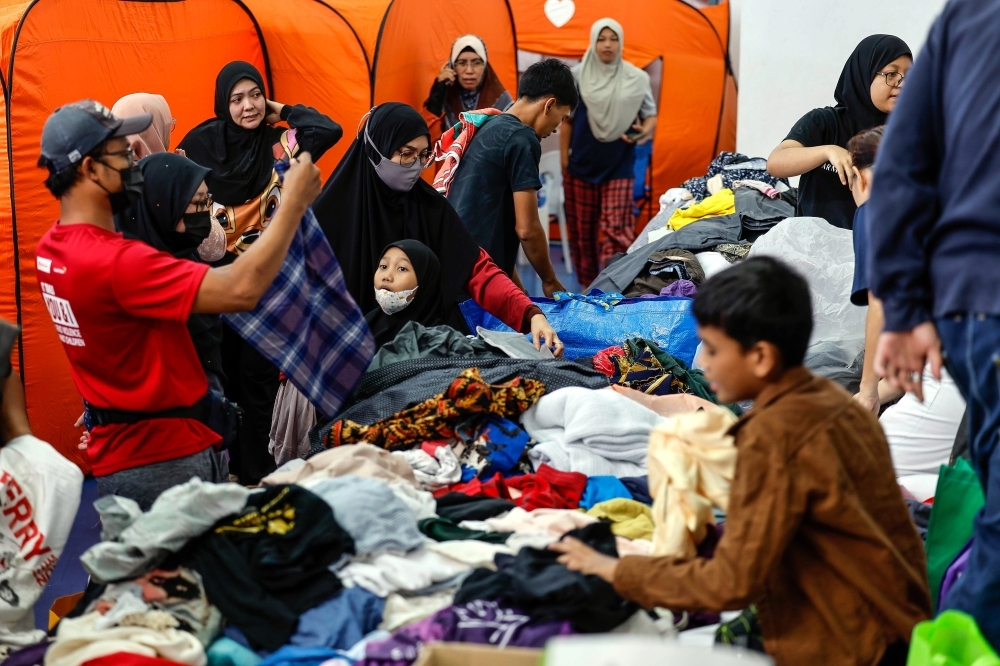 NRD offers free replacement of IDs for Putra Heights gas fire victims, deploys mobile unit Putra Heights gas pipeline fire victims choose used clothes donated by individuals, non-governmental organisations (NGOs) and government agencies at the temporary evacuation centre at the Putra Heights Mosque April 2, 2025. The National Registration Department will provide free replacement of identification documents to victims who lost the in the Putra Heights gas pipeline fire incident. — Bernama pic