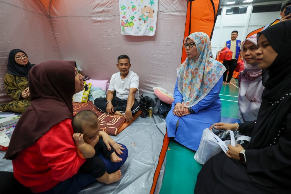Check before donating, exco tells donors as Putra Heights relief centre sees surplus of certain items Selangor Women’s Development and Social Welfare Exco Anfaal Saari (third from right) visits and offers support to victims of the gas pipeline fire at the Temporary Relief Centre (PPS) at Masjid Putra Heights yesterday. — Bernama pic