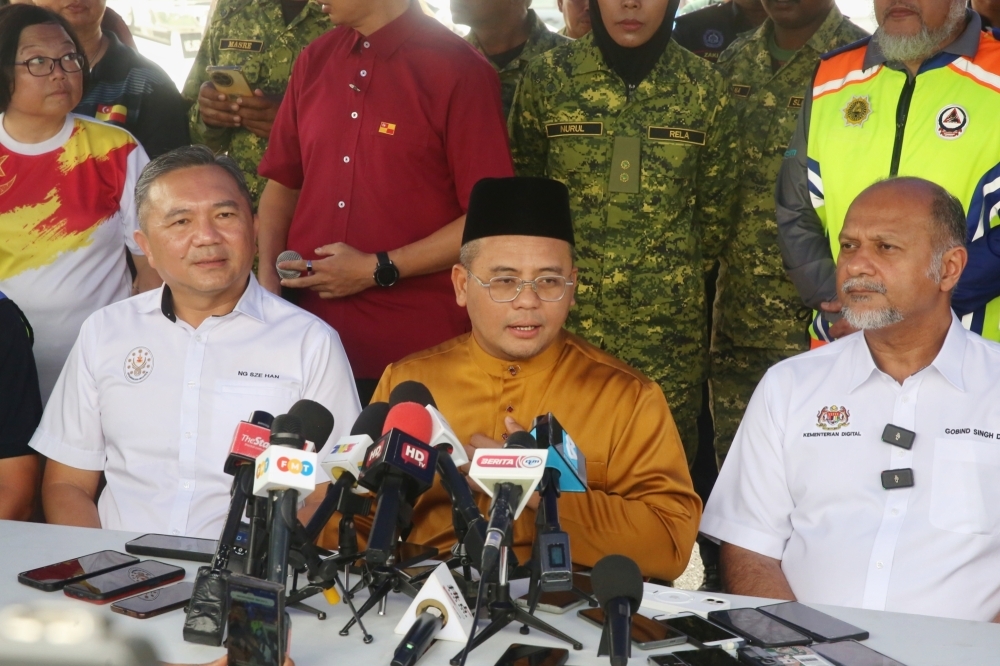 Selangor MB: Putra Heights residents driven out of homes by fire can temporarily rent over 100 housing units Selangor Menteri Besar Datuk Seri Amirudin Shari (centre) with Digital Minister Gobind Singh Deo (right) and Selangor exco Ng Sze Han holding a press conference. April 4, 2025. — Picture by Choo Choy May .