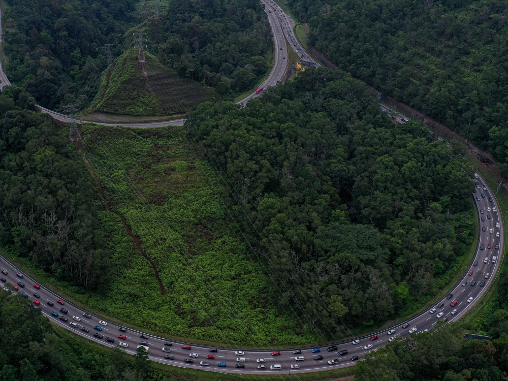 Post-Aidilfitri rush causes 40km gridlock on KL-Karak Highway as holidaygoers return Traffic merging from the Central Spine Road (LTU) has been identified as the cause of the unusual congestion on the Kuala Lumpur-Karak (KLK) Highway this evening. — Bernama pic