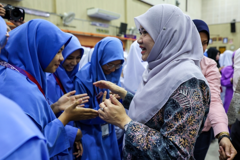 Home learning during Asean Summit to avoid traffic jams? ‘No issue’, says education minister Education Minister Fadhlina Sidek engages with students at Sekolah Menengah Kebangsaan Datuk Haji Ahmad Badawi in Kepala Batas, Penang, on April 21, 2025. — Bernama pic