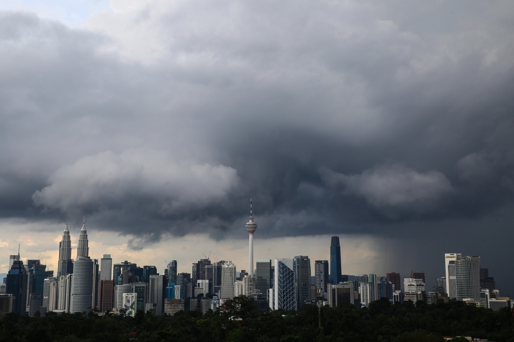 Weather warning: Thunderstorms to hit most states, MetMalaysia urges caution The Malaysian Meteorological Department (MetMalaysia) has issued a weather warning for thunderstorms, heavy rain, and strong winds across most states, effective until 6pm today. — Picture by Yusof Mat Isa