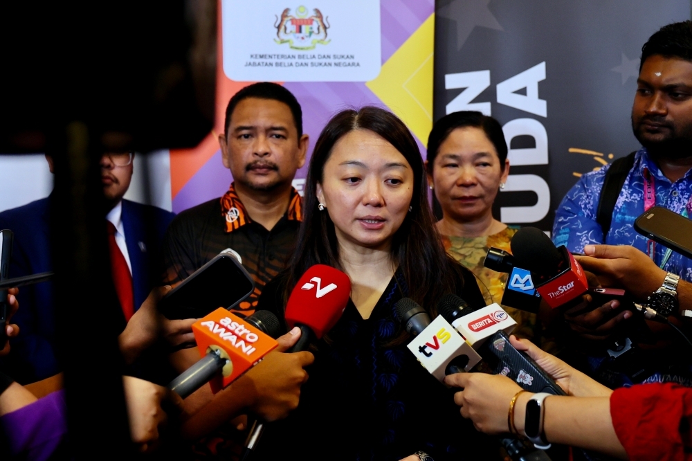 Hannah Yeoh: Sex education starts too late as data shows Malaysian teens active before 14 Youth and Sports Minister Hannah Yeoh today said the government must address the gap in sex education, as most teens become sexually active before age 14 while formal lessons only begin at 15. — Bernama pic