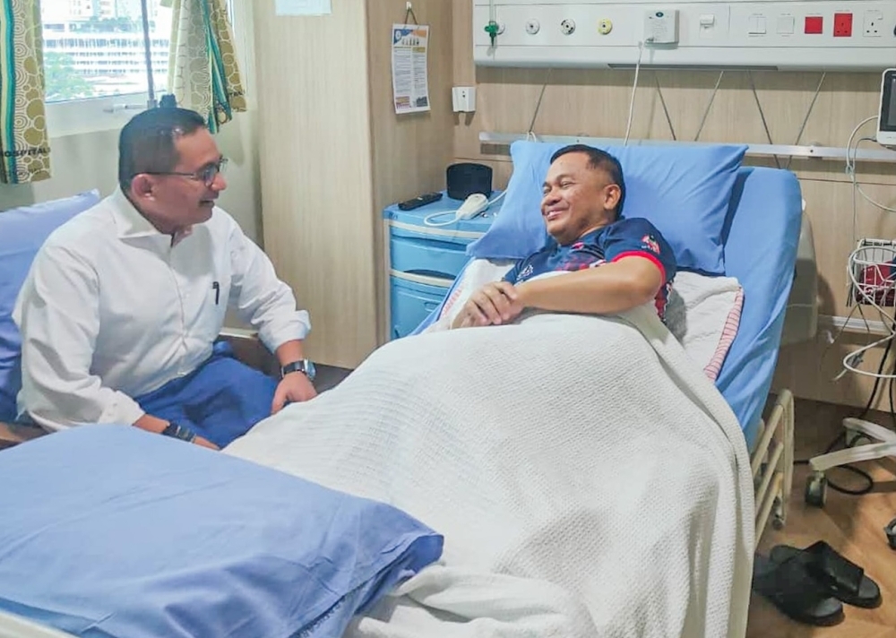 Religious affairs minister’s condition improves after hospitalisation for food poisoning This photo, posted on Facebook by Datuk Seri Irmohizam Ibrahim, group MD of WTCKL, shows him visiting Mohd Na’im in hospital.