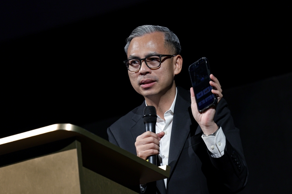 MCMC to review big gap in 4G coverage among telcos across Malaysia, says Fahmi Communications Minister Datuk Fahmi Fadzil said he had instructed MCMC to provide detailed reports showing both the national aggregate and individual telco CoPA, broken down by state. — Bernama pic
