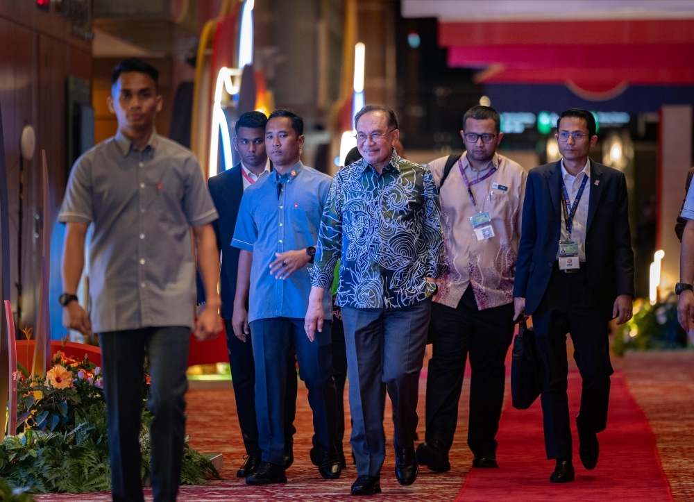 Asean leaders meet today in KL for 46th summit, to sign declaration on region’s future Prime Minister Datuk Seri Anwar Ibrahim finalises his inspection of the preparations for the 46th ASEAN Summit at the Kuala Lumpur Convention Centre yesterday. — Bernama pic
