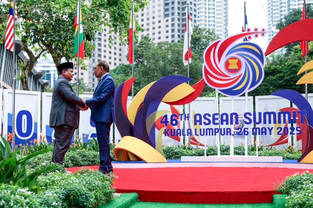 Anwar: Asean-GCC-China Summit a testament to unity shaping a multipolar world Prime Minister Datuk Seri Anwar Ibrahim warmly welcomes Indonesian President Prabowo Subiantowith at the 46th Asean Summit. — Bernama pic