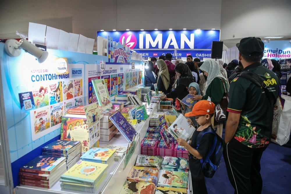 What are Malaysians reading? English books shine, but BM titles thrive locally Children’s reading BM kids titles at the Iman Publication booth at KLIBF 2025. — Picture by Yusot Mat Isa