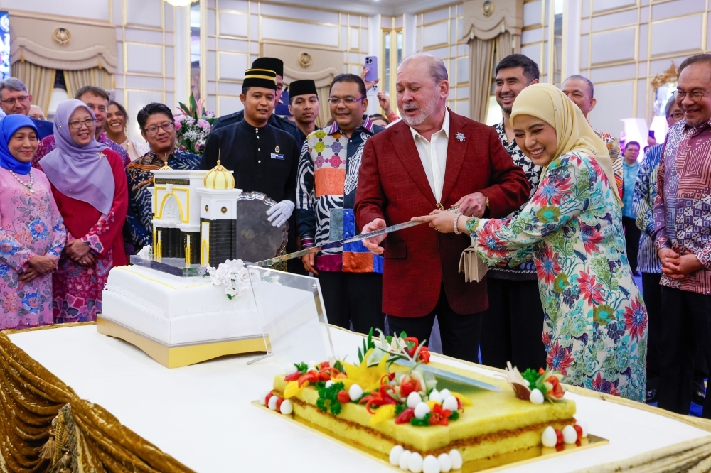 Sultan Ibrahim’s official birthday marked by elegant tea reception with PM, royals, and distinguished guests His Majesty Sultan Ibrahim and Her Majesty Raja Zarith Sofiah, King and Queen of Malaysia, today graced a Royal Tea Reception at Istana Negara in conjunction with his official birthday celebration. — Bernama pic