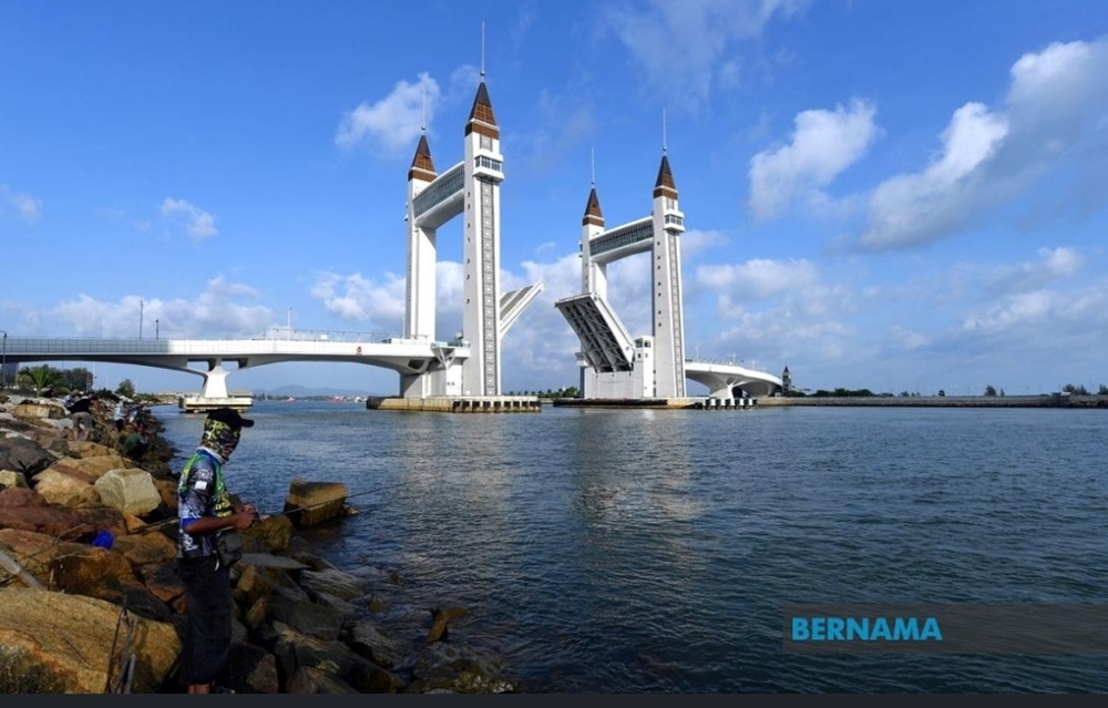 Child injured in electric shock at Dataran Drawbridge, Kuala Terengganu council re-insulates cables, launches safety checks The Kuala Terengganu City Council (MBKT) has carried out remedial work yesterday to re-insulate damaged electrical cables at Dataran Drawbridge. — Bernama pic