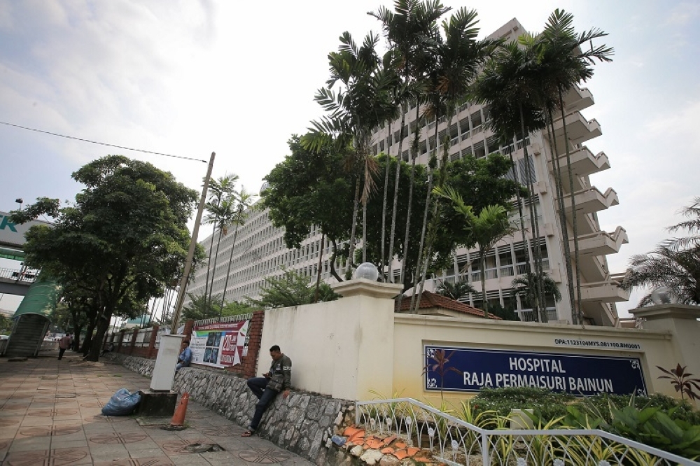 Larut MP Hamzah Zainudin’s mother-in-law dies in Ipoh house fire, husband hospitalised while four others rescued Abdul Ghani Ngah, the father-in-law of Datuk Hamzah Zainuddin, is currently receiving treatment at Raja Permaisuri Bainun Hospital. — Picture by Marcus Pheong