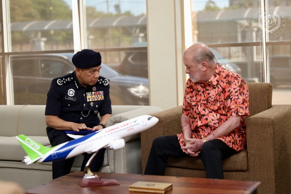 Sultan Ibrahim meets new IGP Mohd Khalid in JB Inspector-General of Police Datuk Seri Mohd Khalid Ismail (left) was granted an audience with the Yang di-Pertuan Agong Sultan Ibrahim. — Picture from Facebook/Sultan Ibrahim