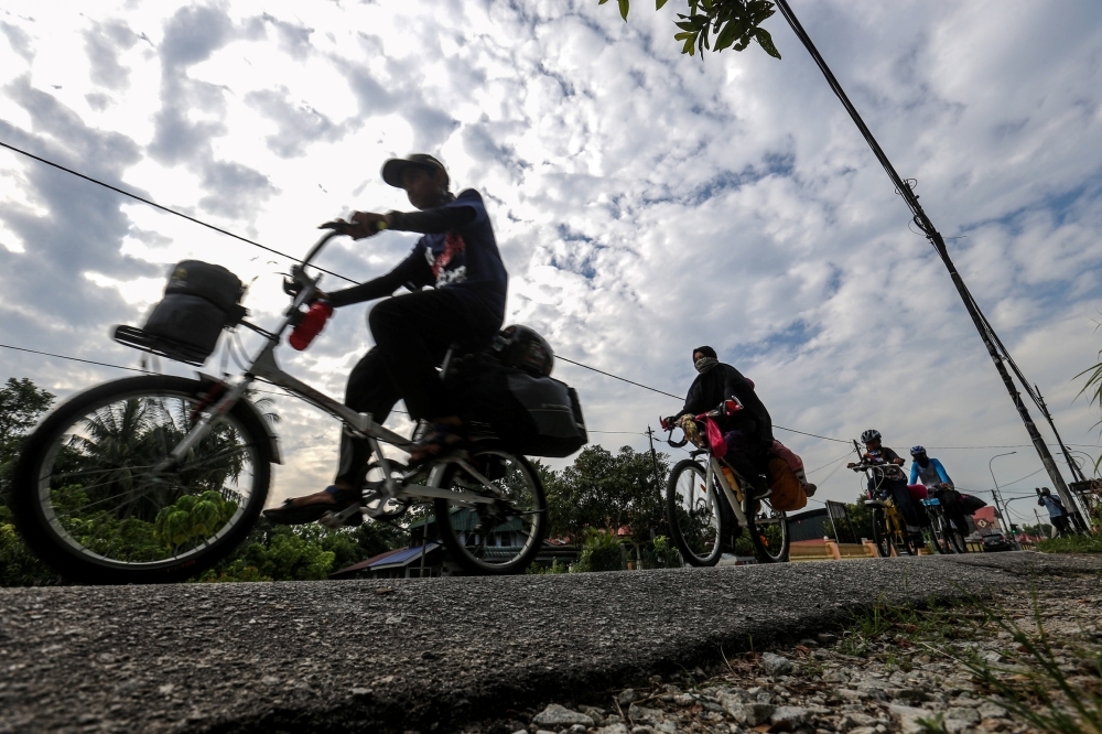 Cycling on public roads is legal, says national federation after viral dispute Malaysia’s national cycling body has clarified that cyclists are allowed on public roads, following a viral video of a dispute with a bus driver. It urged respect for cyclists’ rights and called on police to act against online threats encouraging harm. — Picture by Sayuti Zainudin
